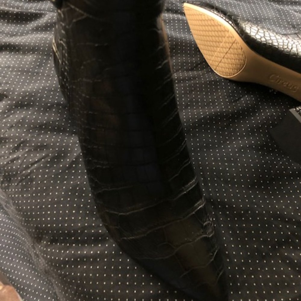 Gator embossed stack heeled booties - Picture 5 of 6